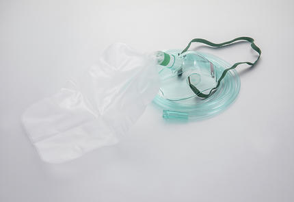 ¿Cuáles son las ventajas de una máscara de oxígeno con bolsa reservorio?