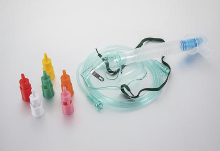 ¿Puede un niño con vías respiratorias deficientes usar un nebulizador de oxígeno médico?