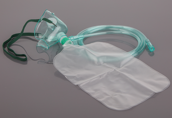 Máscara de oxígeno tipo bolsa de oxígeno.